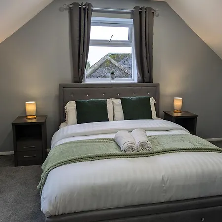 Tempting Telford 4 Bed House Villa Exterior photo