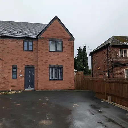 Tempting Telford 4 Bed House Villa Exterior photo