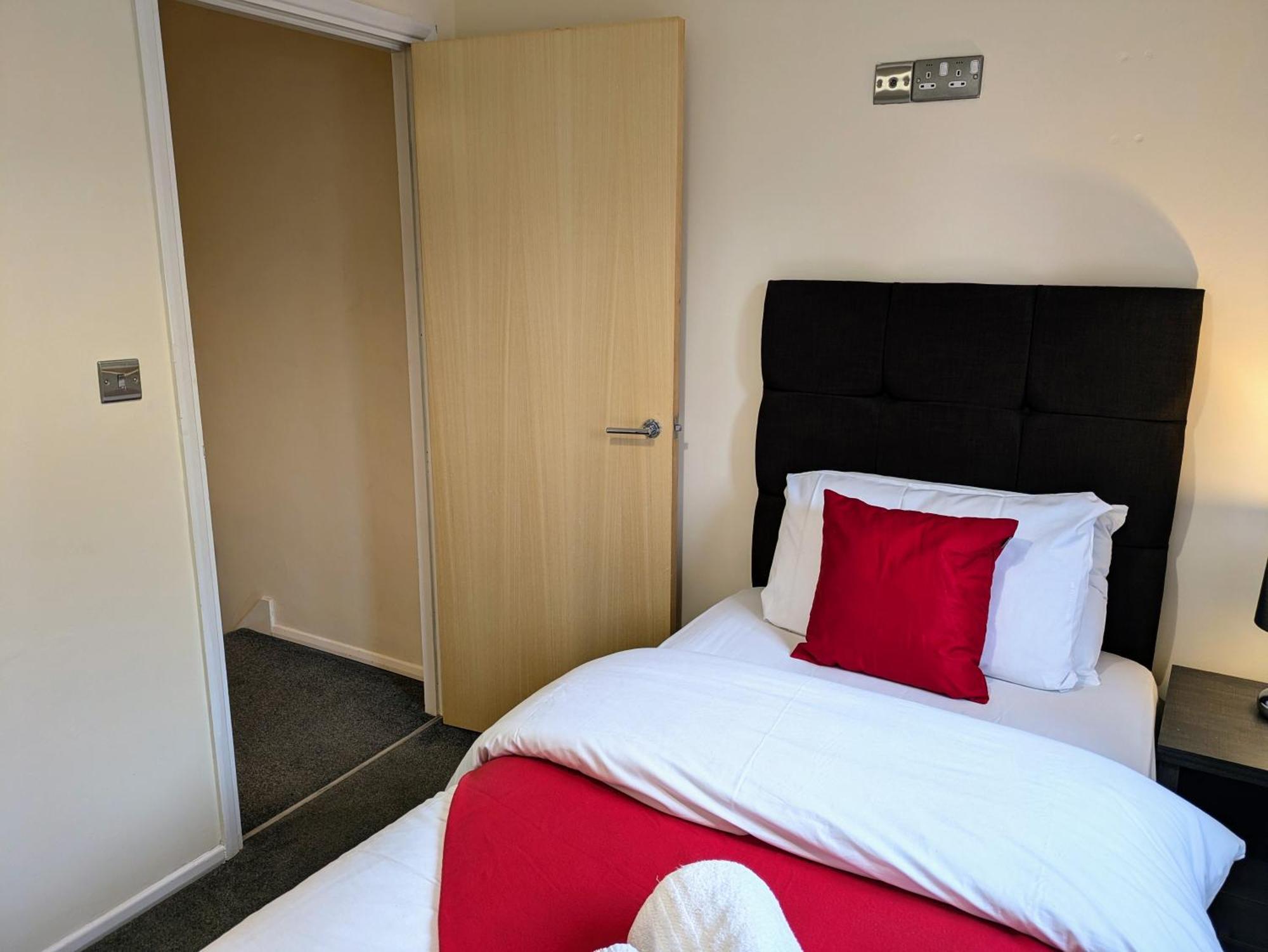 Tempting 4 Bed House * Телфорд